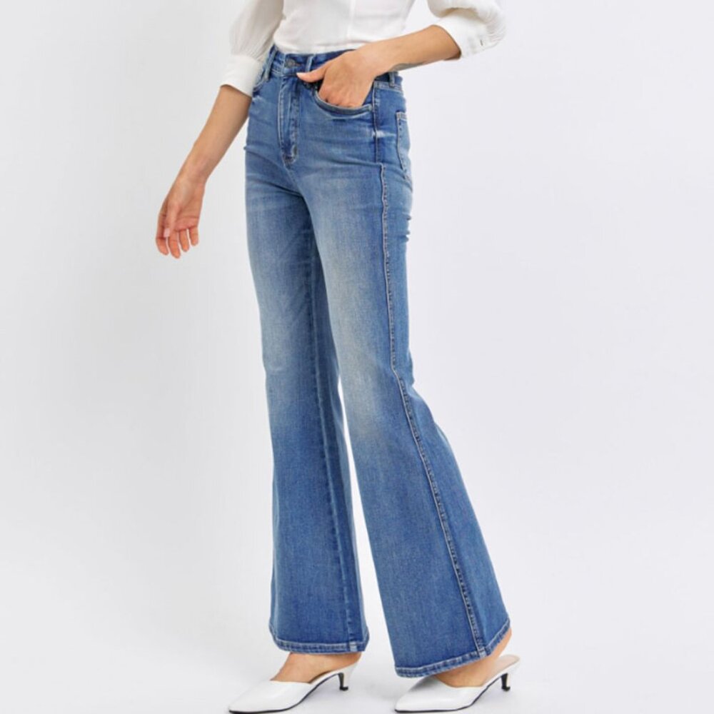 Judy Blue Contrast wash Flare Jeans - Picture 2 of 3